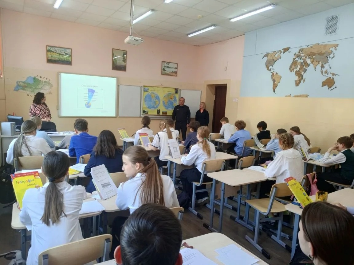 Профилактическая беседа с представителями ГИБДД.