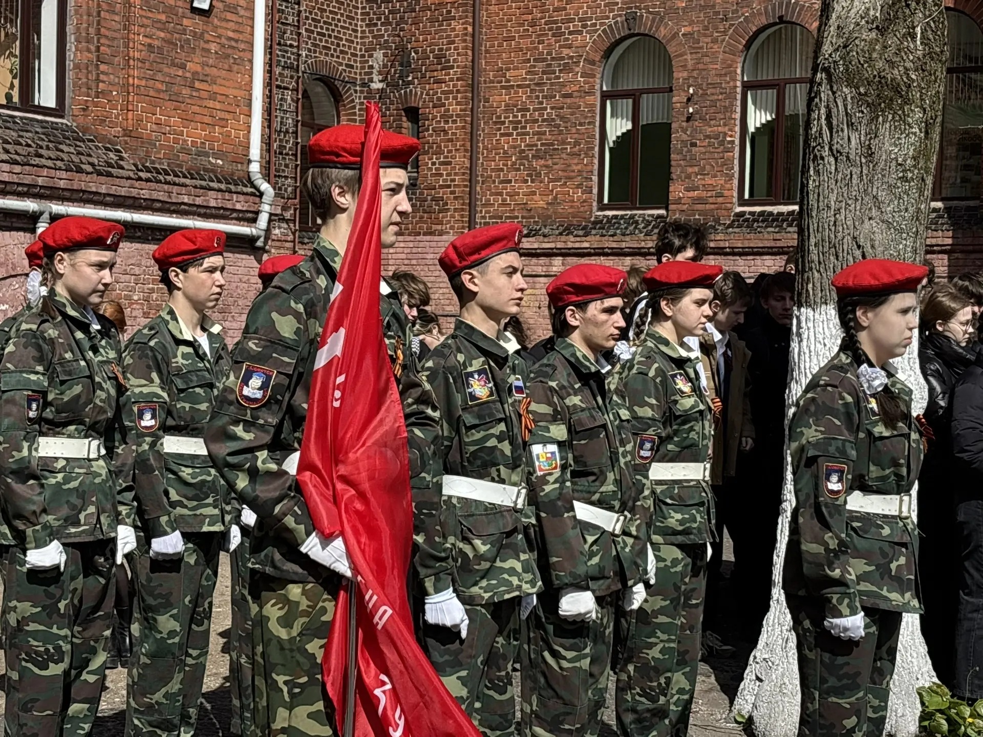 Торжественная линейка, посвященная Дню Победы «Помните! Через века, через года!».